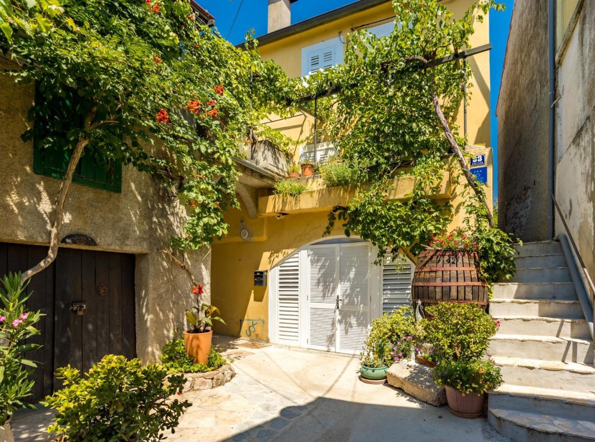 Charming Studio Apartment At House Rustica With Terrace And Nearby Parking Punat Exteriér fotografie