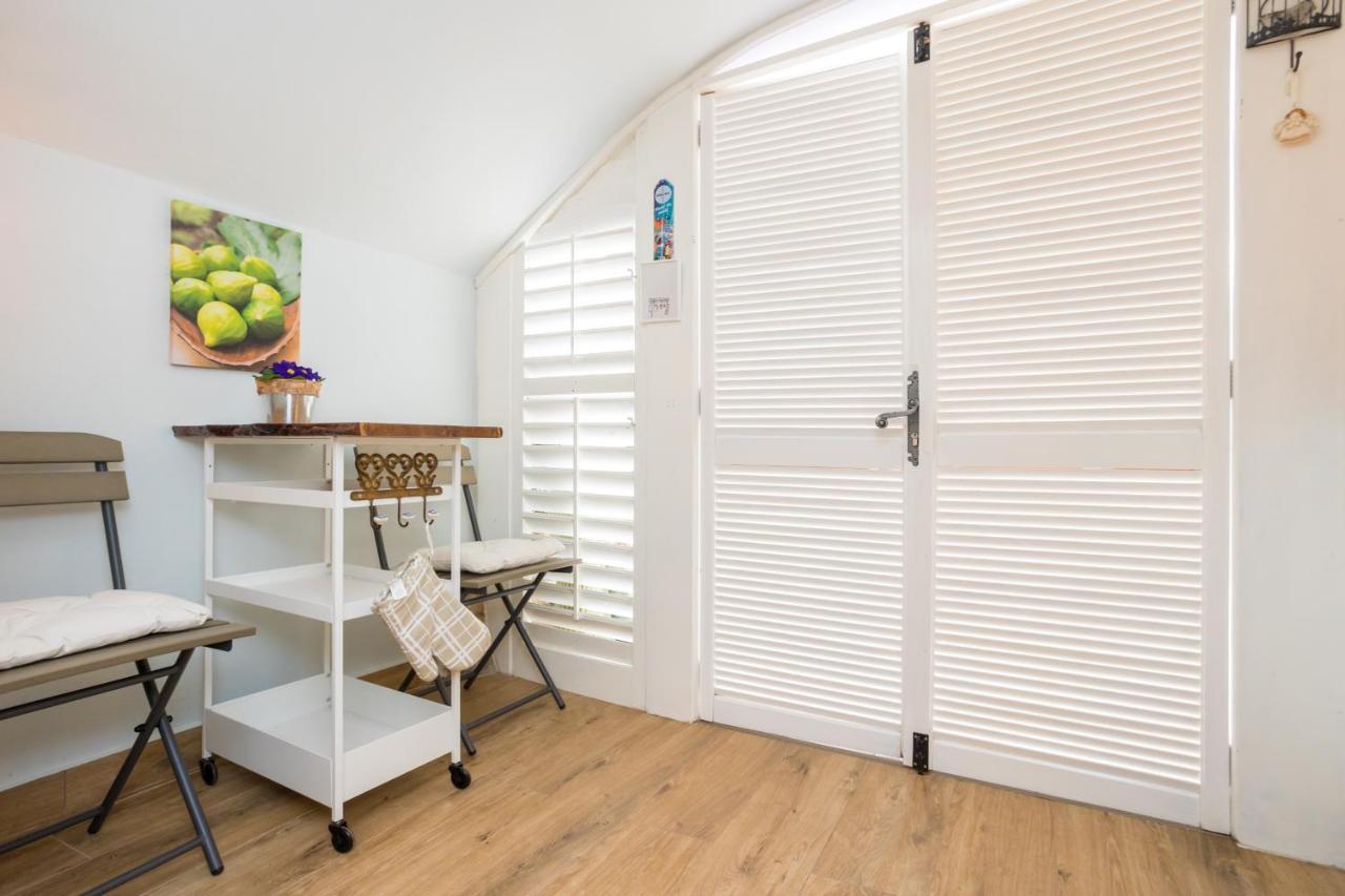 Charming Studio Apartment At House Rustica With Terrace And Nearby Parking Punat Exteriér fotografie